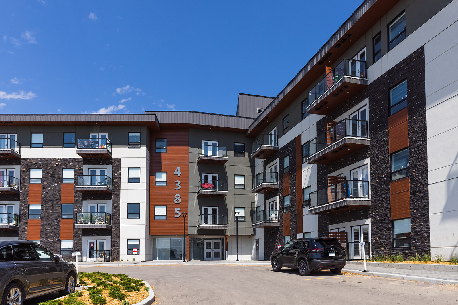 Rental property building with a triangle parallaxing around the border
