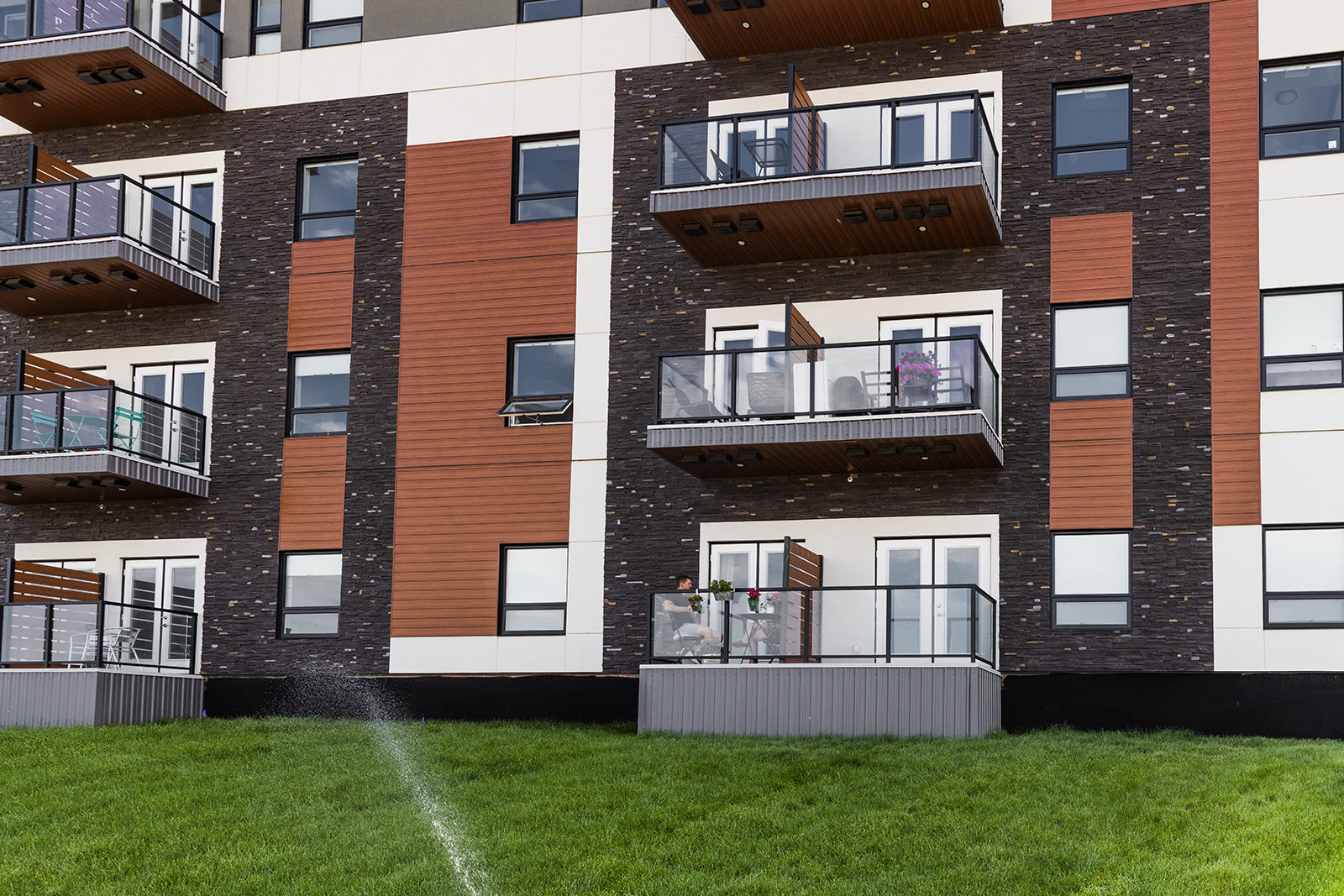 Rental property building with a triangle parallaxing around the border