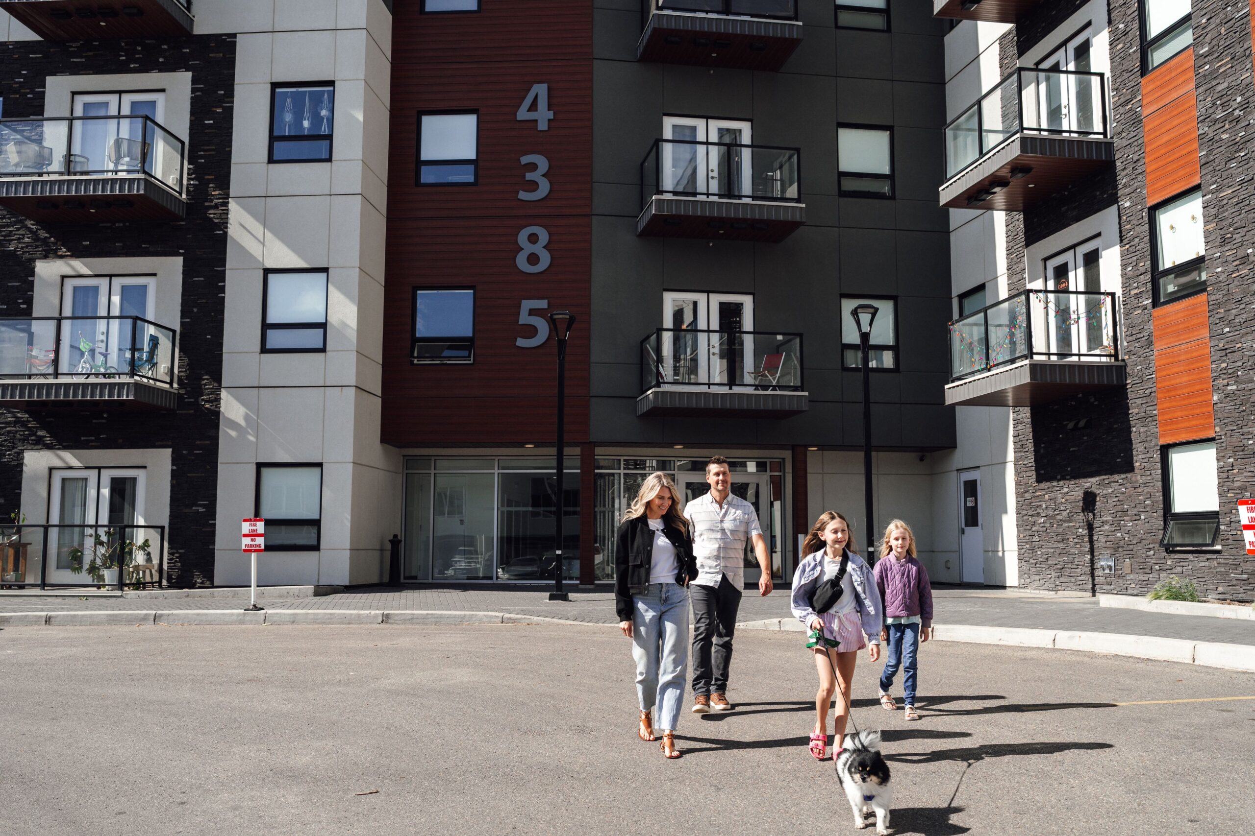 Rental property building with a triangle parallaxing around the border