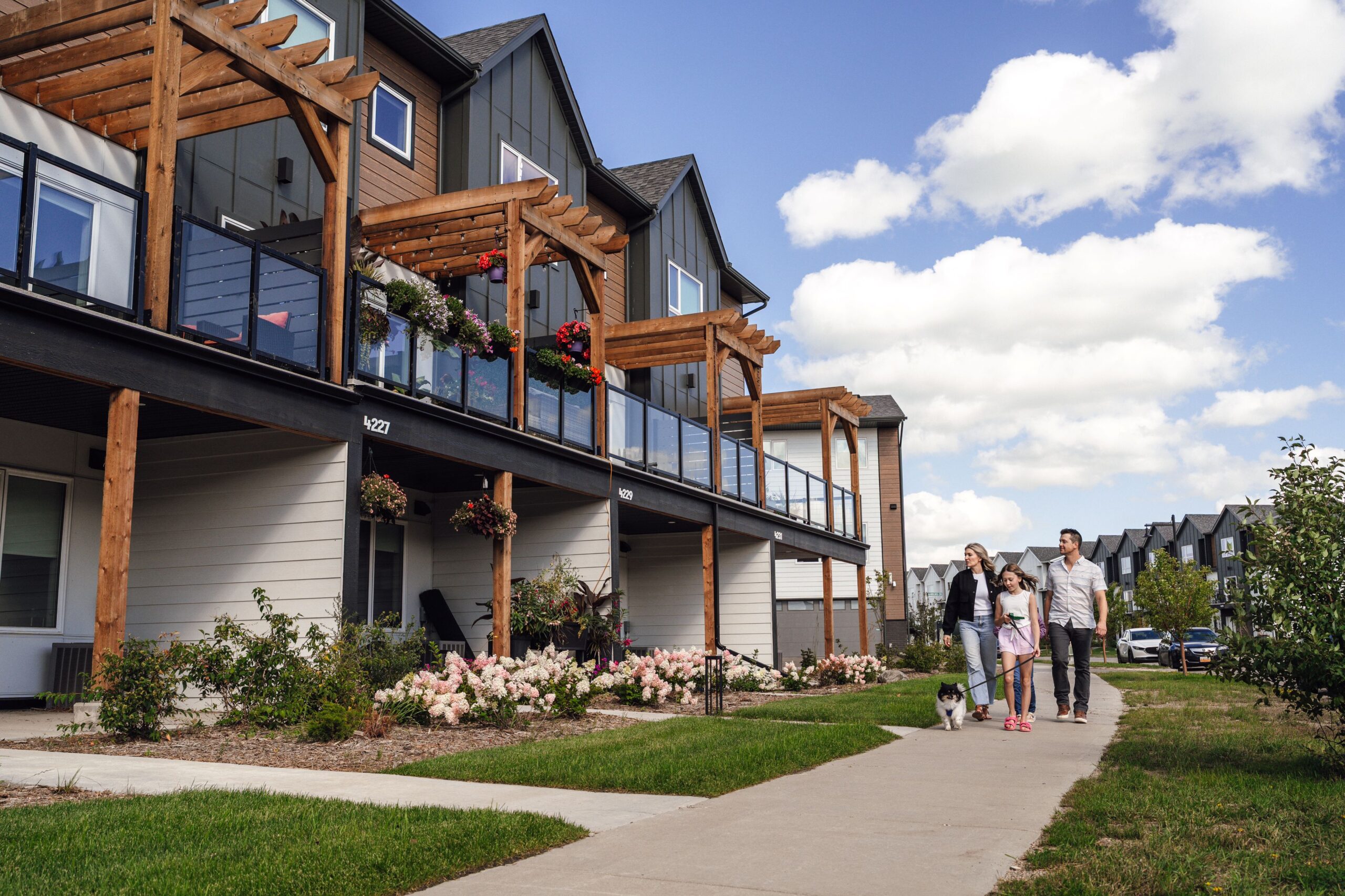Rental property building with a triangle parallaxing around the border