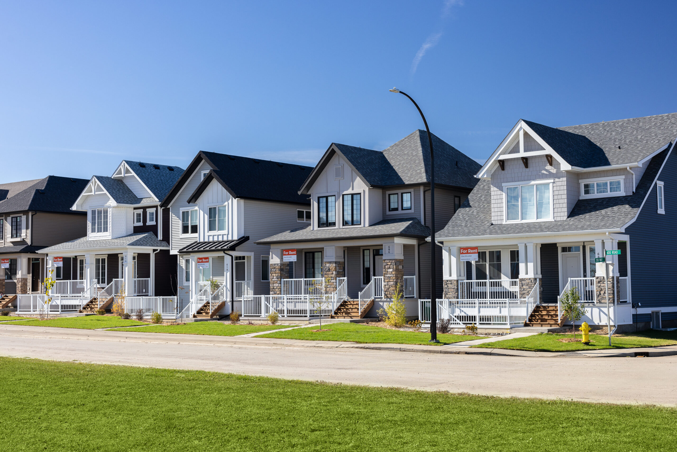Rental property building with a triangle parallaxing around the border