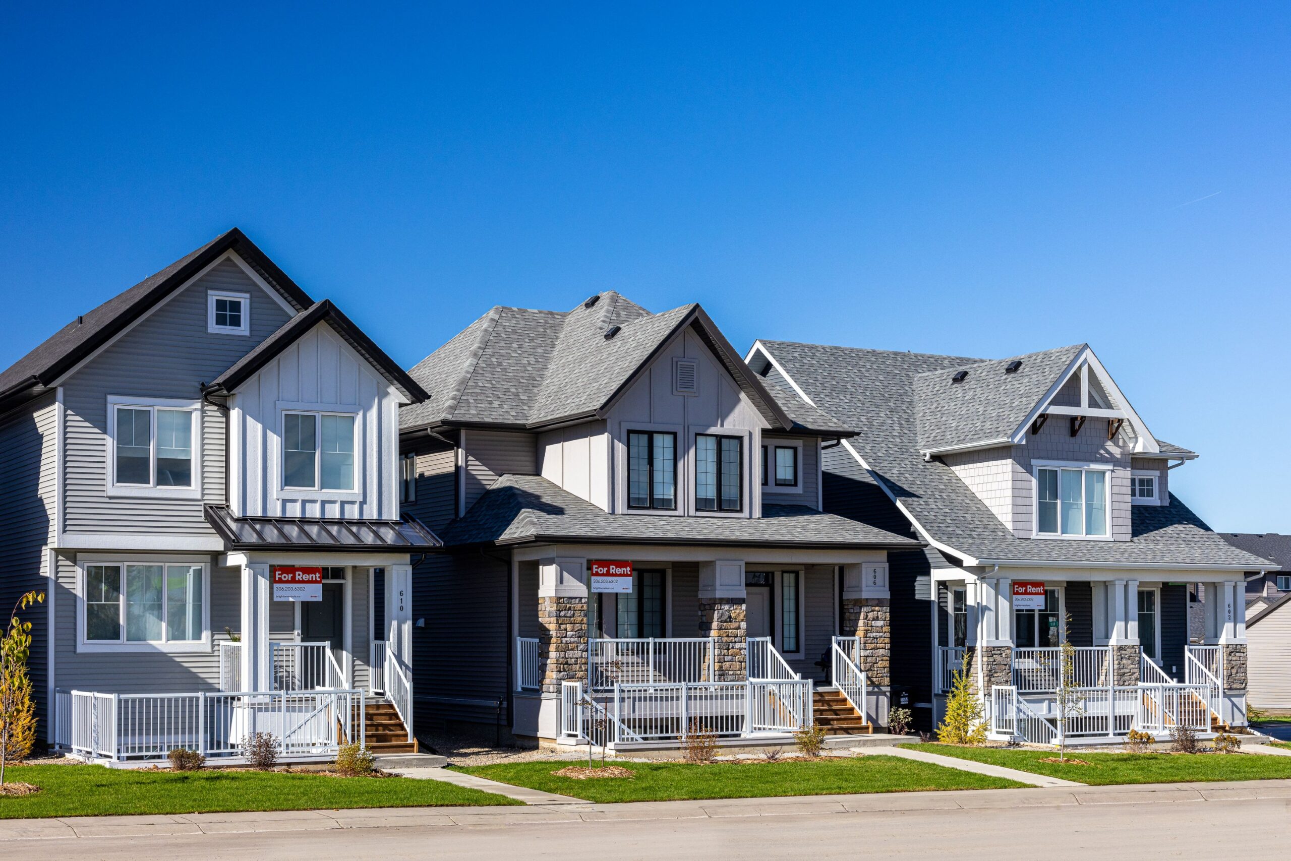 Rental property building with a triangle parallaxing around the border