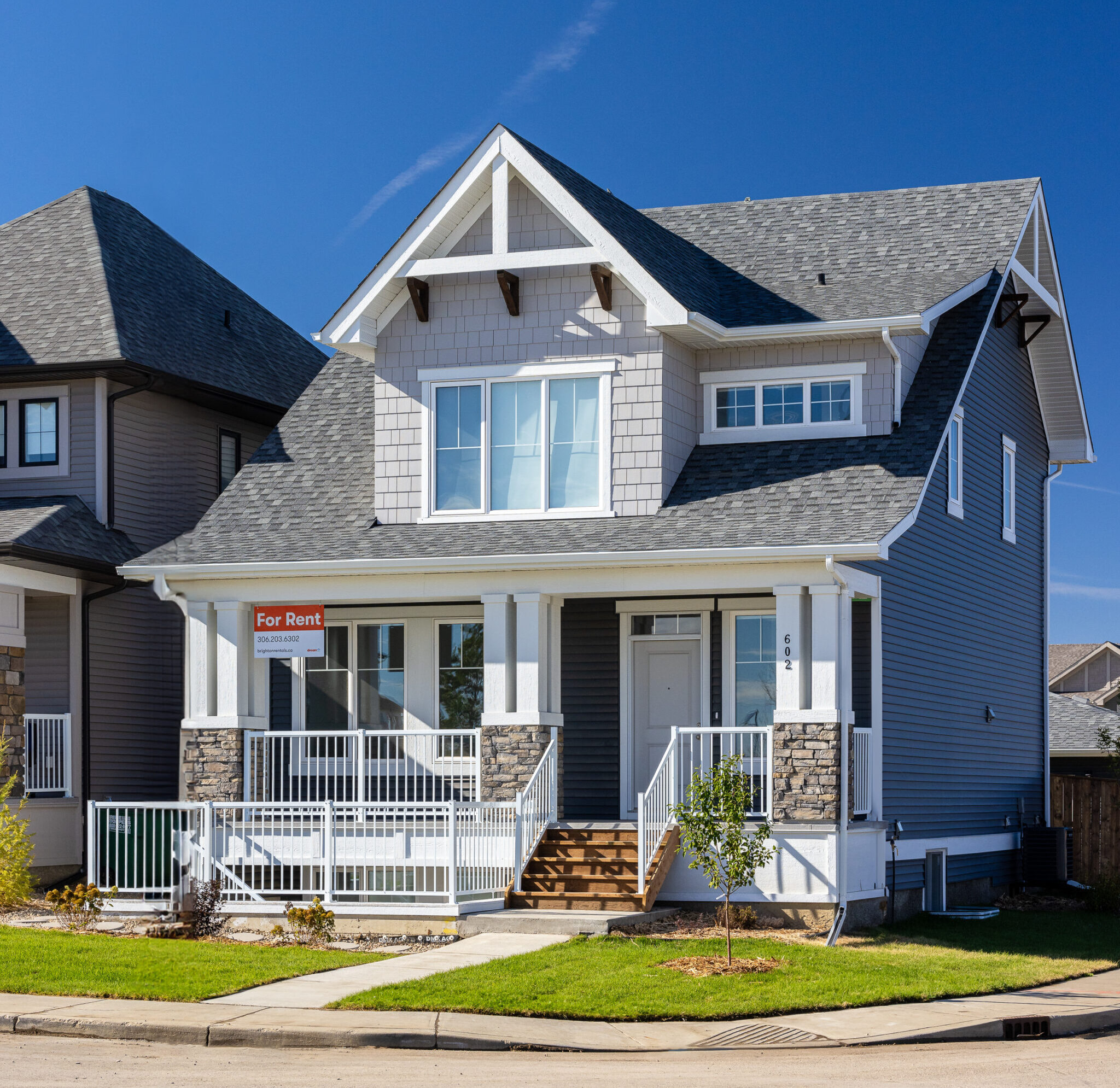 Rental property building with a triangle parallaxing around the border