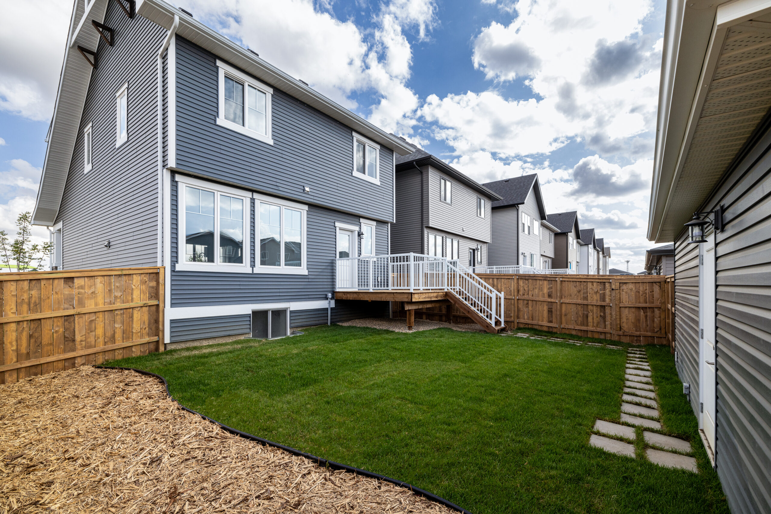 Rental property building with a triangle parallaxing around the border