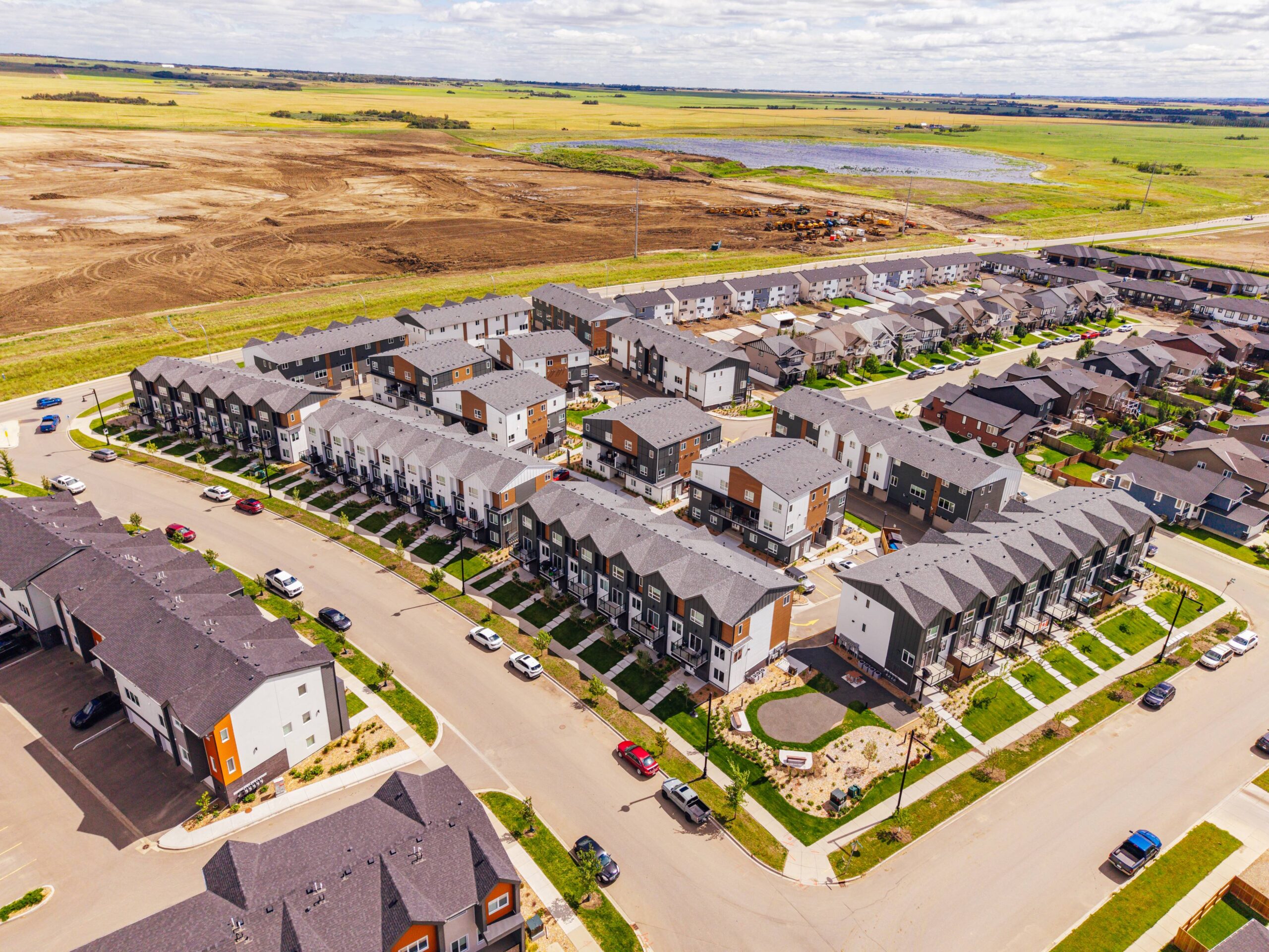 Rental property building with a triangle parallaxing around the border