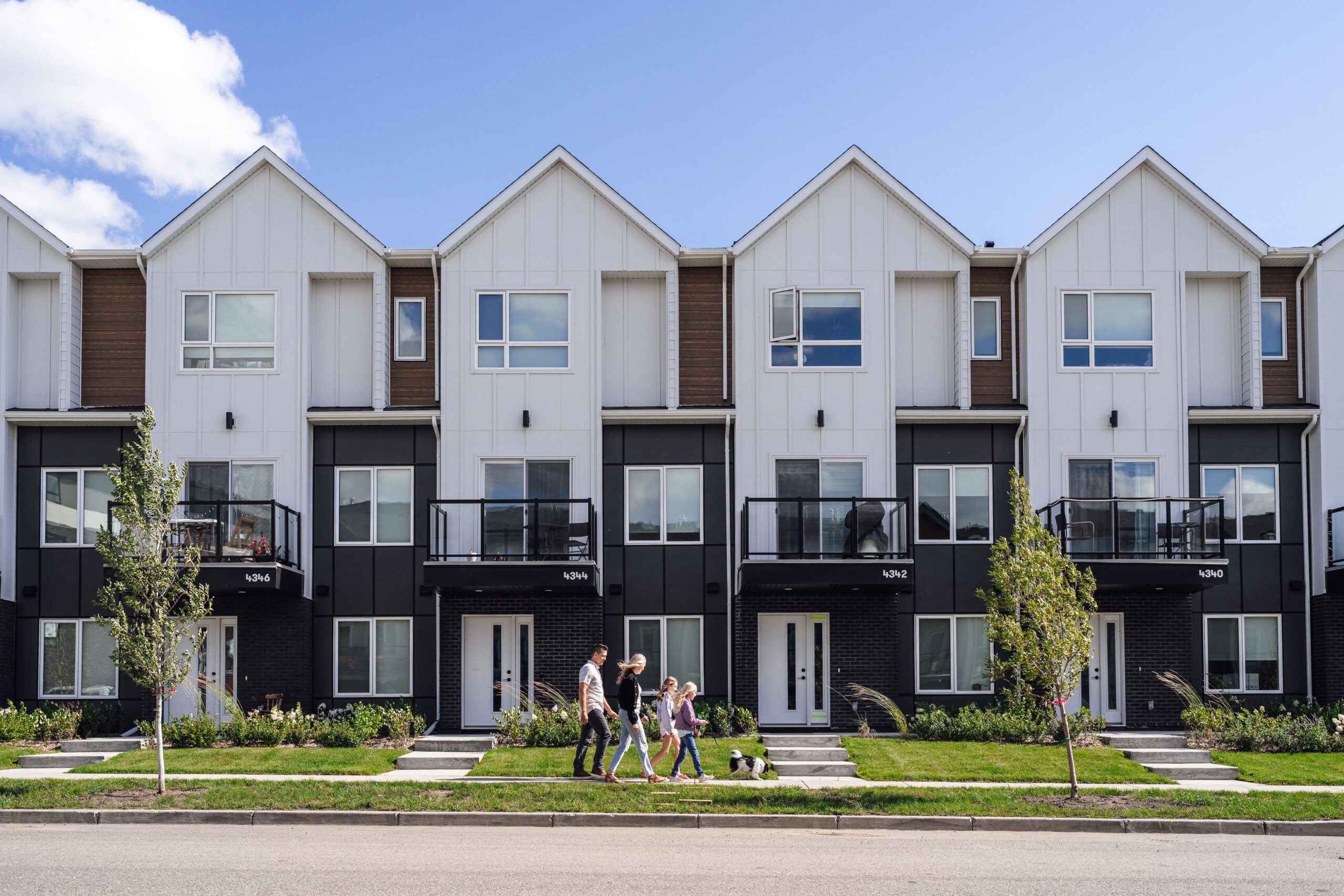 Rental property building with a triangle parallaxing around the border