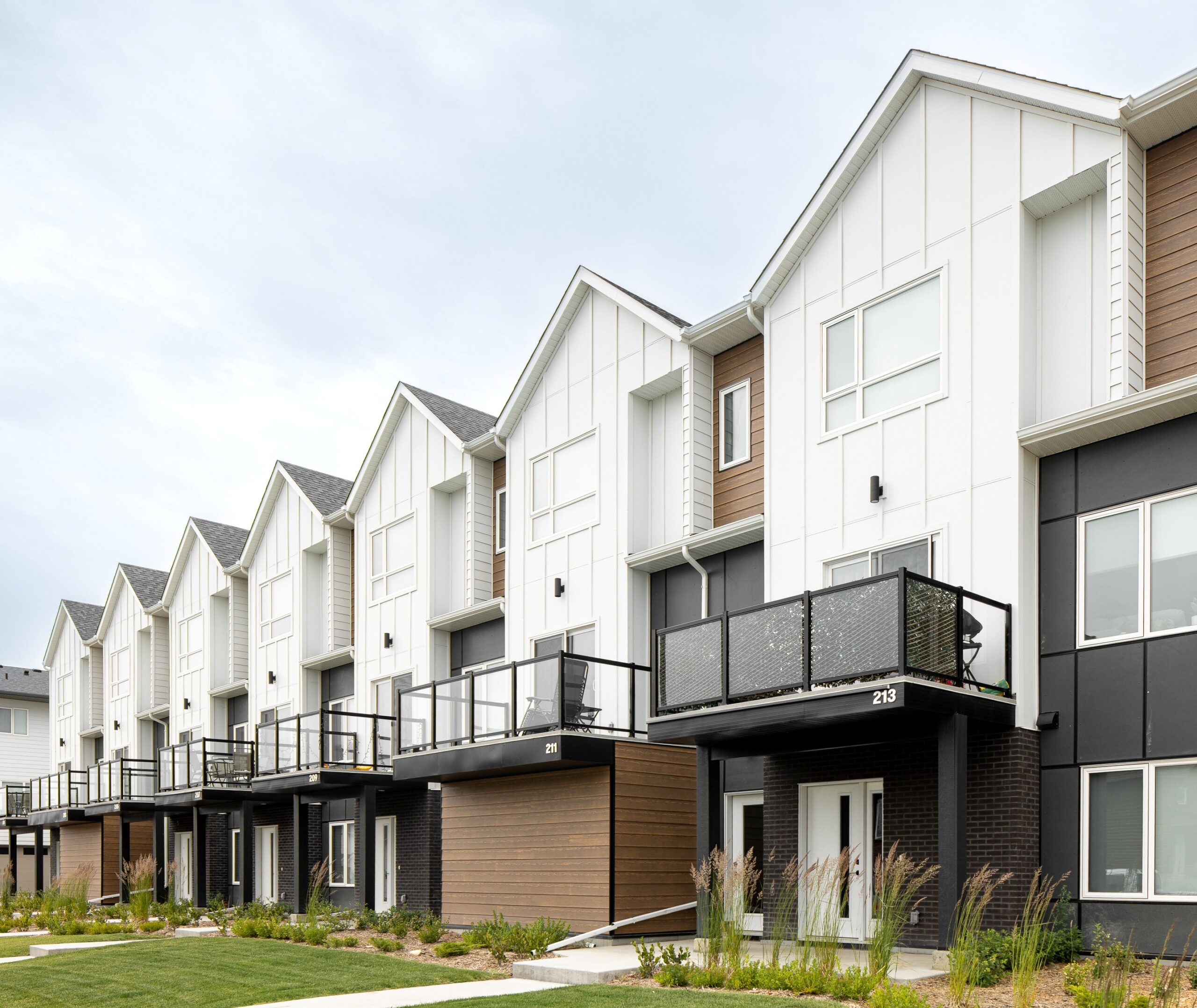 Rental property building with a triangle parallaxing around the border