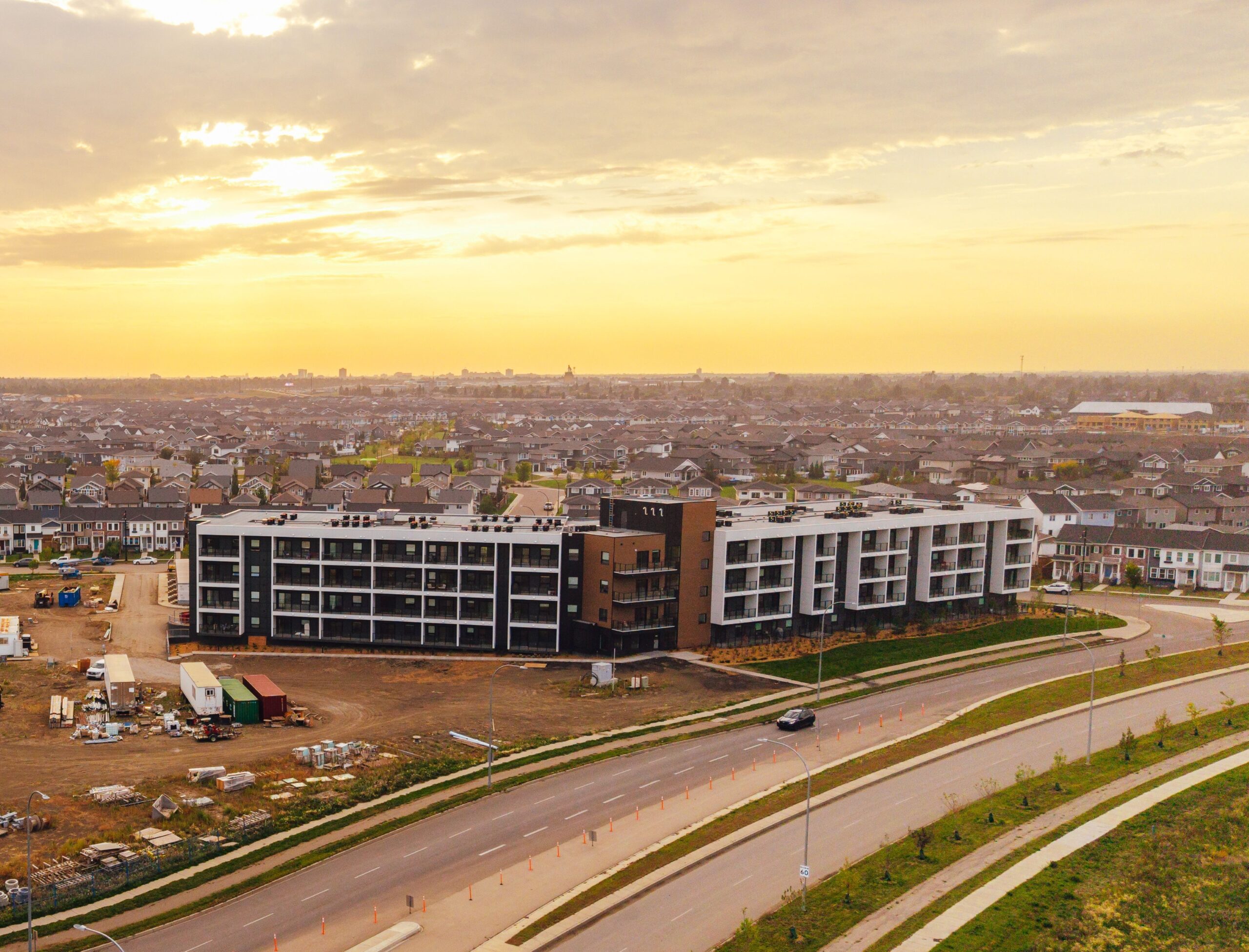 Rental property building with a triangle parallaxing around the border